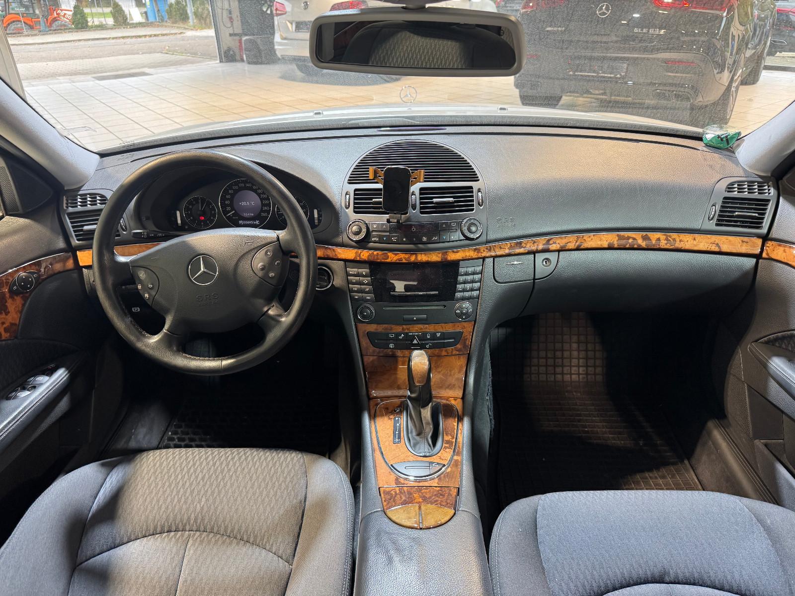 Mercedes-Benz E200 2004 — photo 22