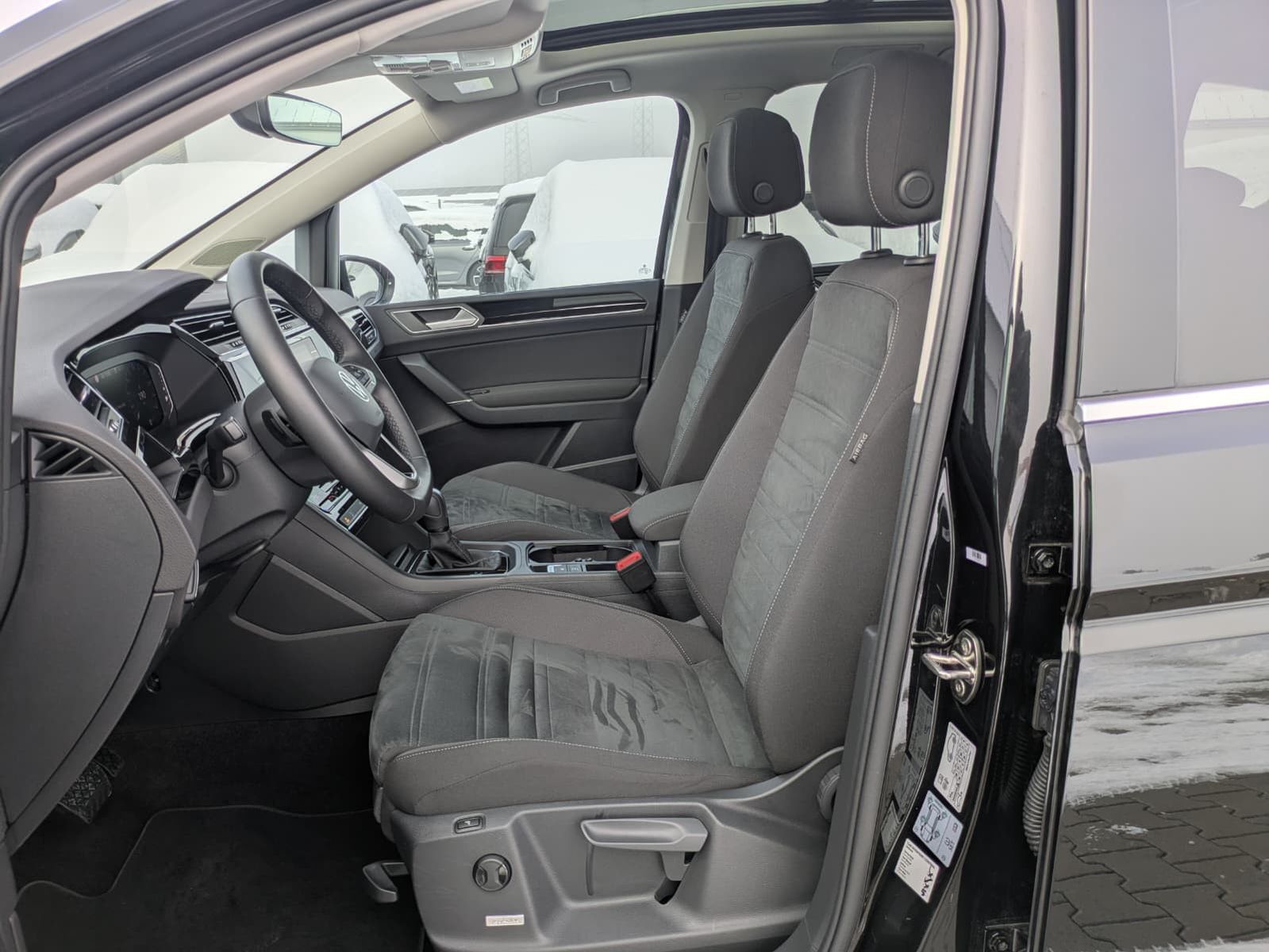 Fahrzeugabbildung Volkswagen Touran 2.0 DSG R-Line High. Pano 7-Si IQ.Dri AHK