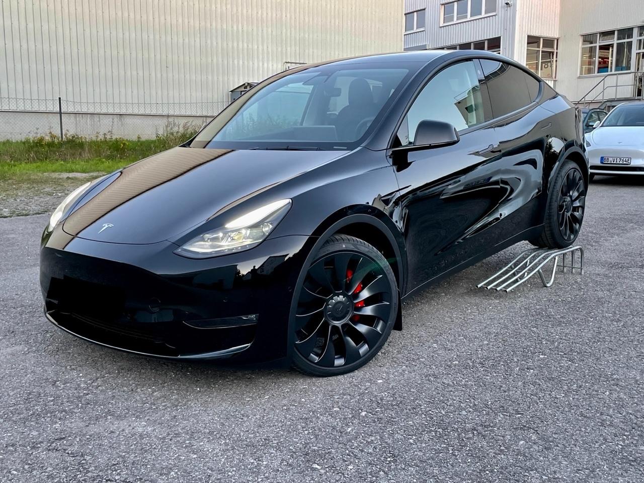 Tesla Model Y Performance AWD 8-fach bereift auf 20"