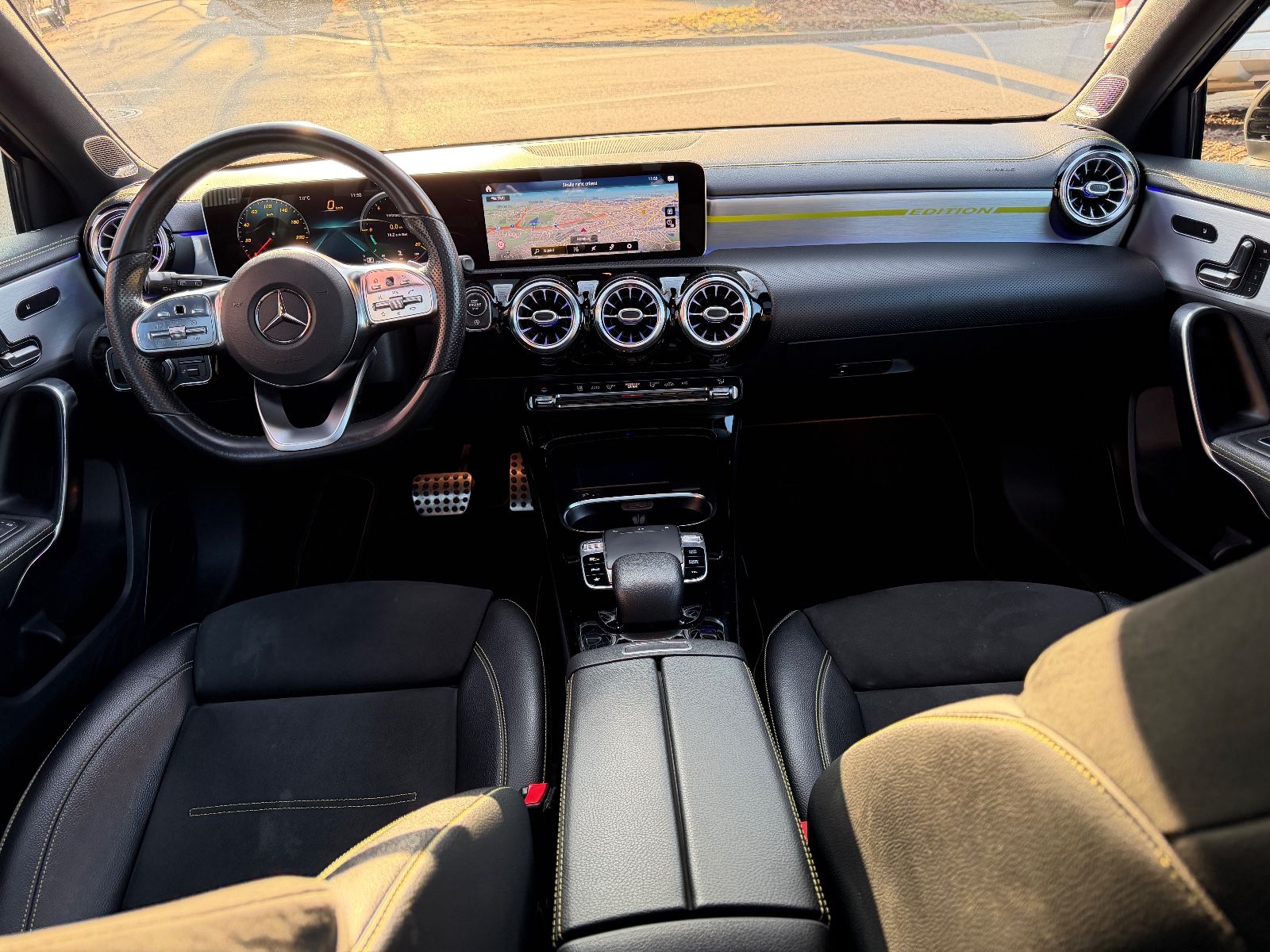 Fahrzeugabbildung Mercedes-Benz A 250 4Matic AMG Edition 1 JUNGESTERNE*PANO*MEMO