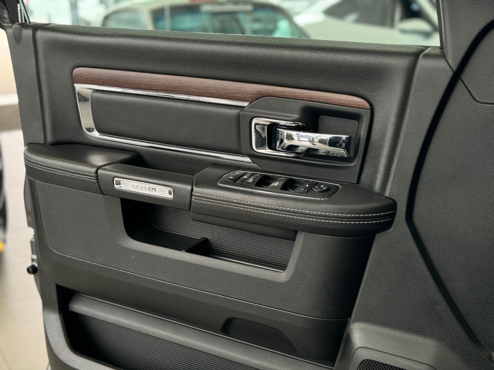 Fahrzeugabbildung Dodge RAM 1500 Laramie Classic  "LPG  AHK  Leder"