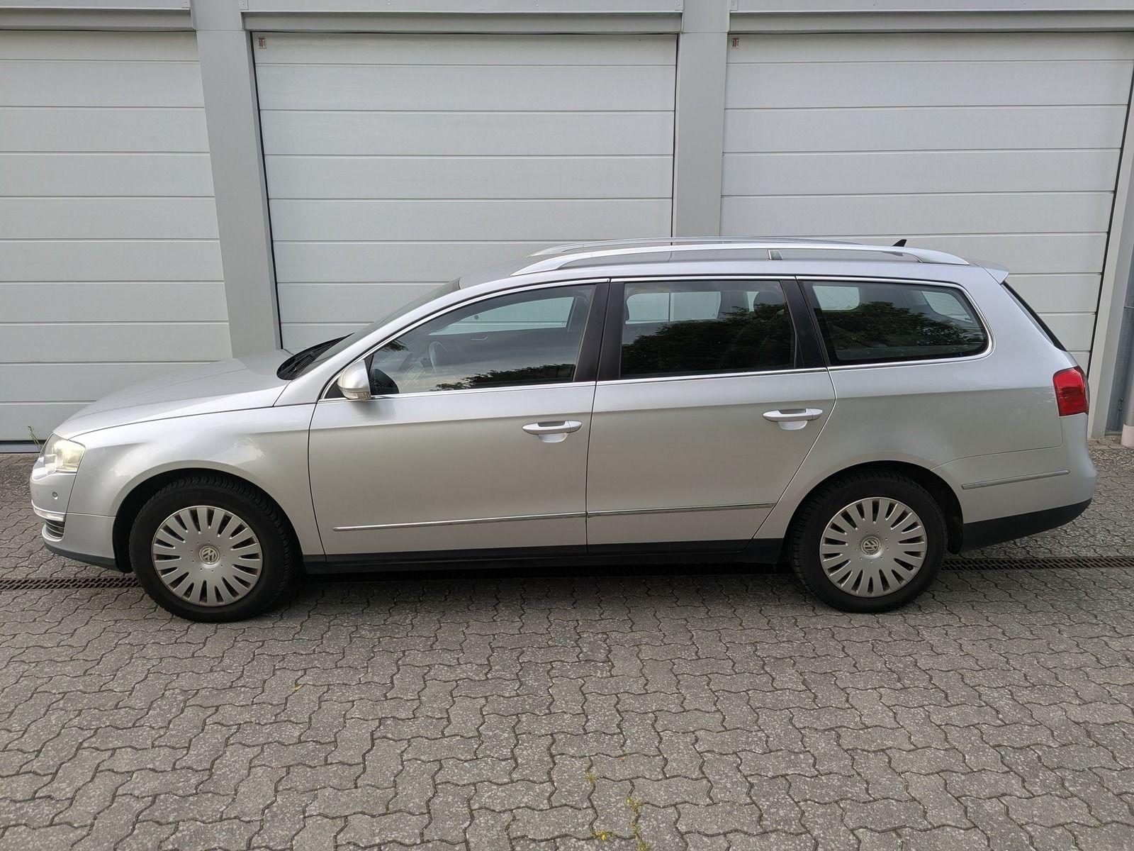 Volkswagen Passat 2009 — rear view