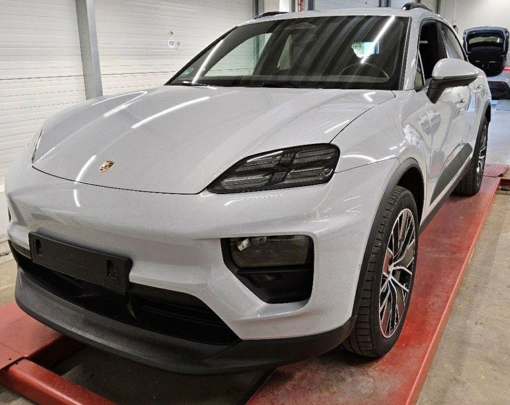 Porsche Macan Electric Basis*Lederpaket*Luftfederung*AHK