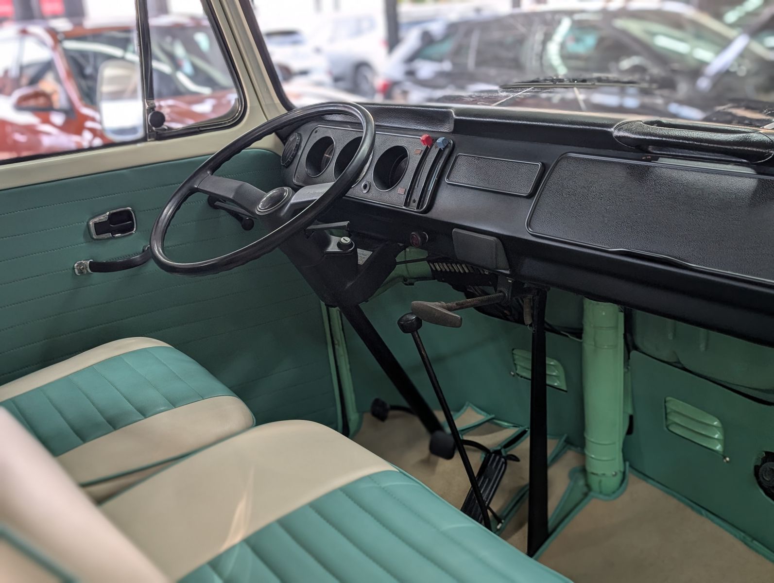 Fahrzeugabbildung Volkswagen T2 Fensterbus 9 Sitzer H-Zulassung frame off