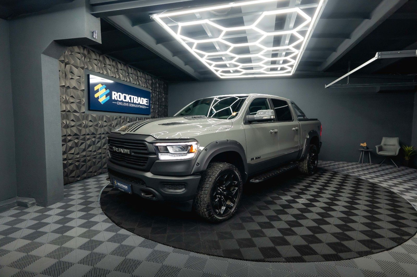 Fahrzeugabbildung Dodge RAM 5.7 V8 HEMI 4x4 NIGHT Laramie ARMY STYLE 19%