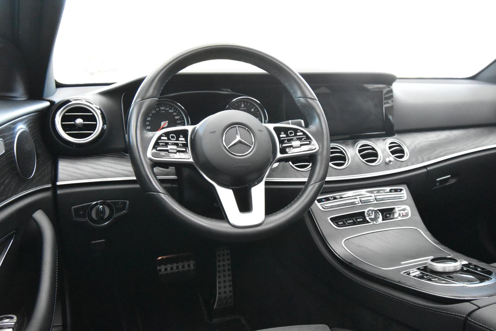 Mercedes-Benz E220d T-Modell LED SHZ RFK Glasdach Sportstyle