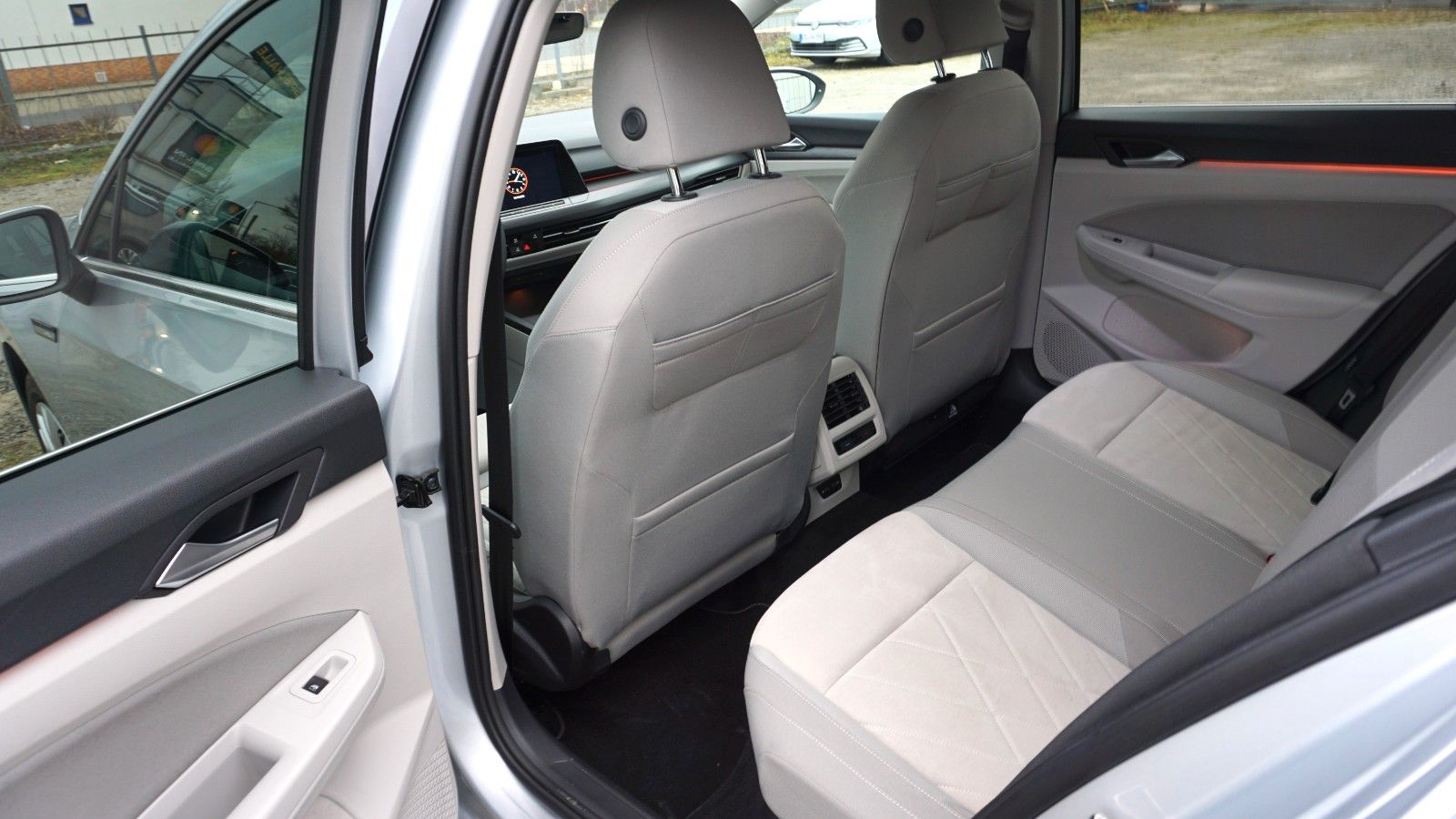 Fahrzeugabbildung Volkswagen Golf VIII Variant Style, Navi,LED,HUD,Kamera +WR