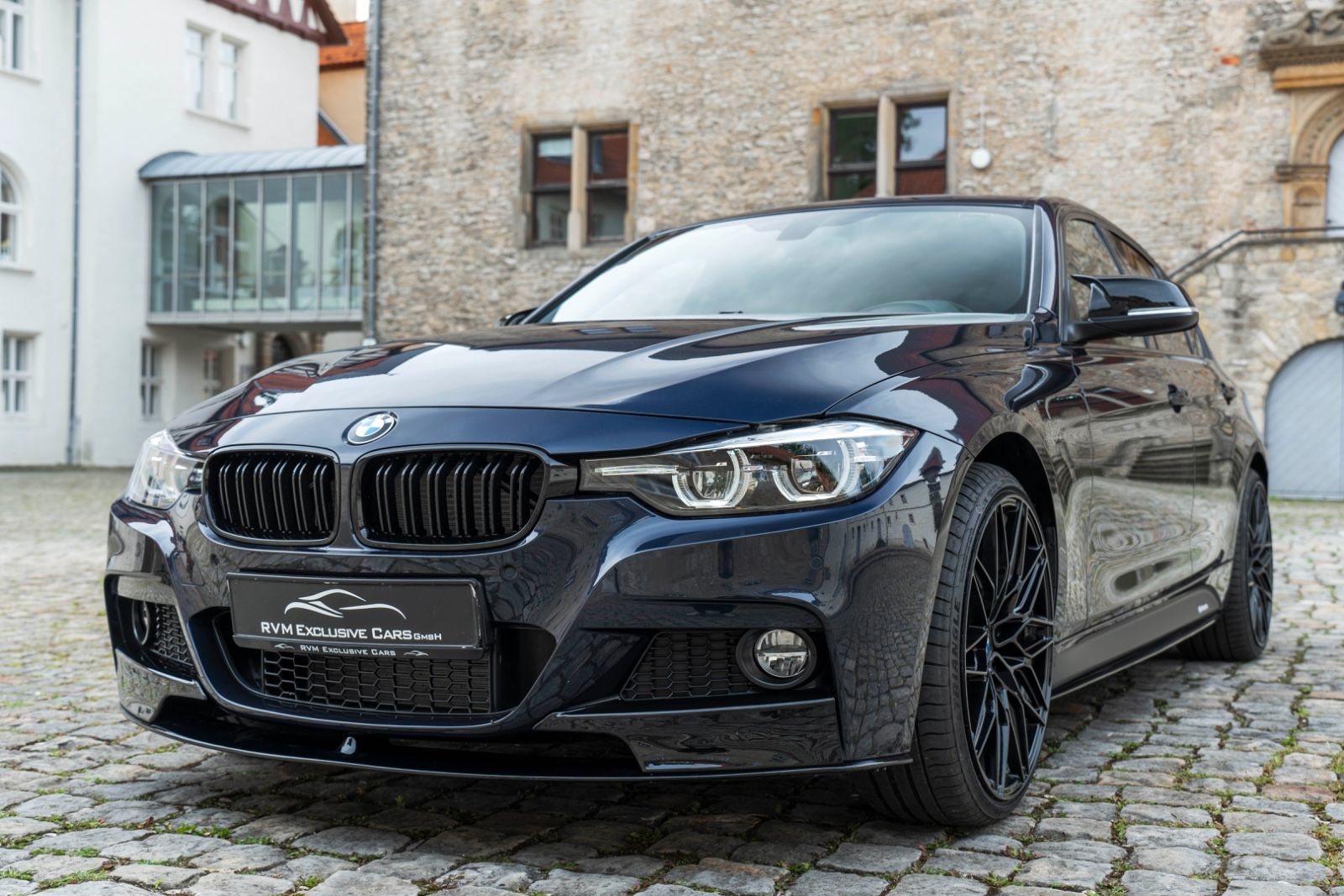 Fahrzeugabbildung BMW 330I M-Performance H&K LED CARPLAY KAM NAV ALC