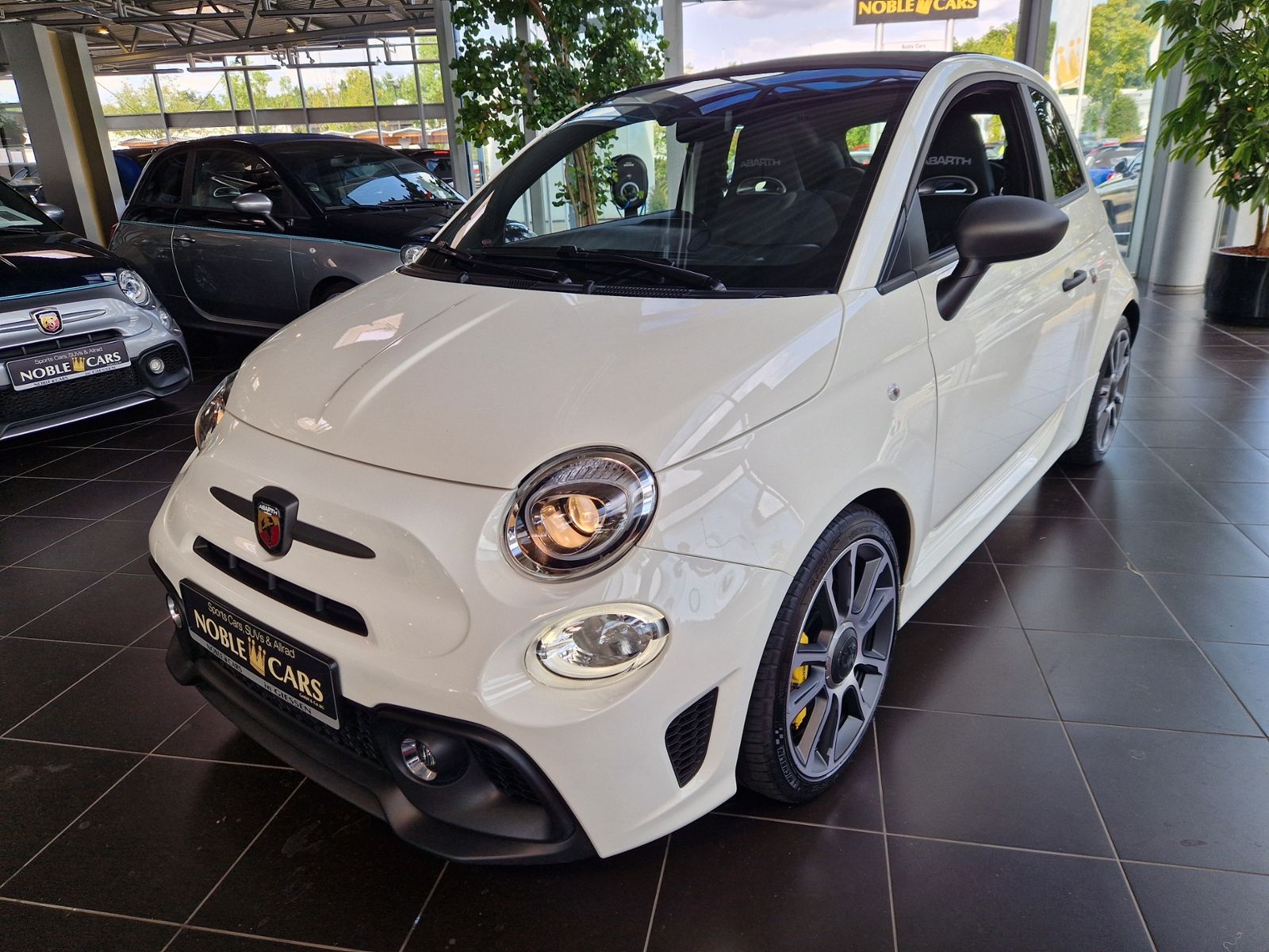 Fahrzeugabbildung Abarth 695C Turismo BEATS NAVI LEDER