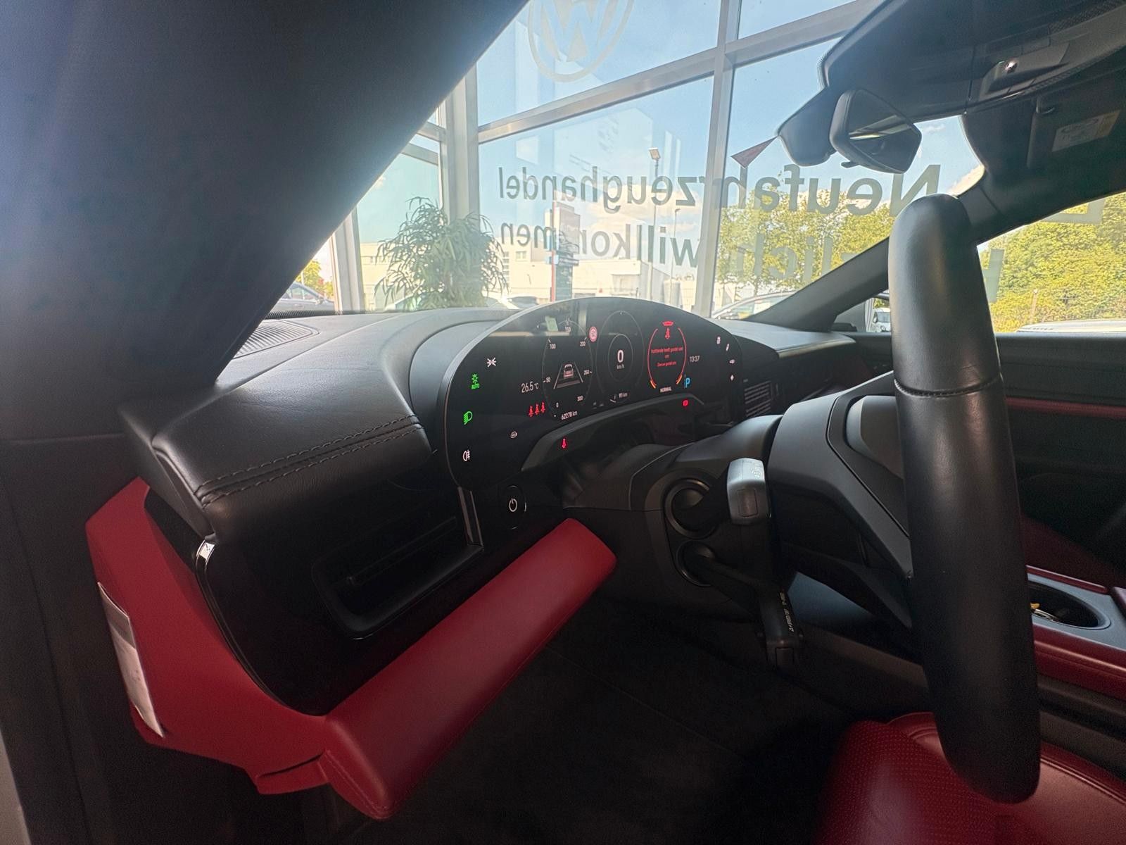 Fahrzeugabbildung Porsche Taycan Basis volleder, panodach,acc,memory ,bose