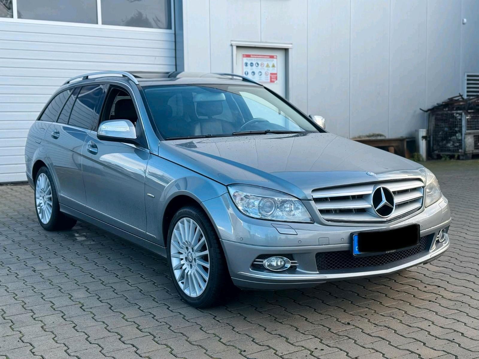 Mercedes-Benz 320 2008 — rear view