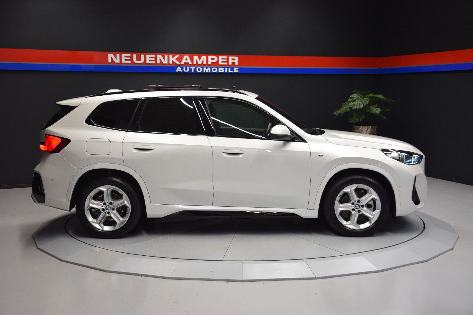 Fahrzeugabbildung BMW X1 sDrive 20 i M Sport Pano HuD Memory ACC Leder