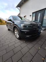 Volkswagen Tiguan 2.0 TSI  R-Line, DSG 4MOTION Highline  - Volkswagen Tiguan mit Benzin-Antrieb: Schwarz, Head-Up Display