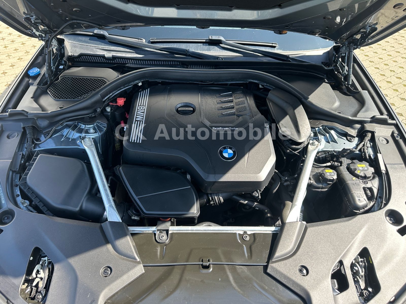 Fahrzeugabbildung BMW 530 i Lim. xDrive Sport Line/Navi/Leder/LED/Kam.