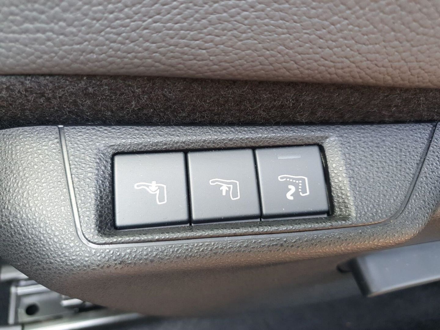 Fahrzeugabbildung Jeep Avenger Summit Pano Leder Infotainment Paket