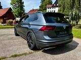 Volkswagen Tiguan Allspace 2.0 TSI 2xR-Line 4MOTION 7Sitzer - Volkswagen Tiguan Allspace mit Benzin-Antrieb: Grau, Panorama-Dach