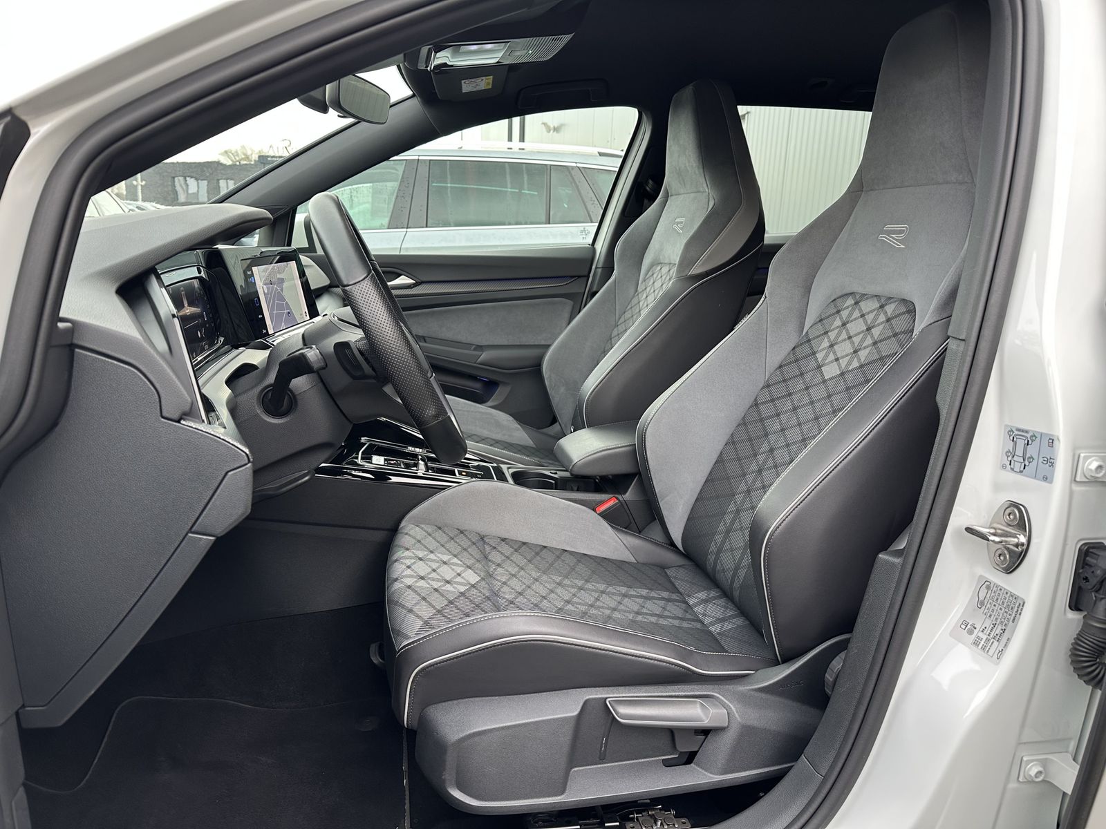 Fahrzeugabbildung Volkswagen Golf Variant 2.0 TDI DSG R-Line NAV+LED+AHK+KAM