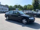 Opel Vectra 1.8 16V Elegance Automatik - Opel Vectra mit Benzin-Antrieb: Limousine, Automatik