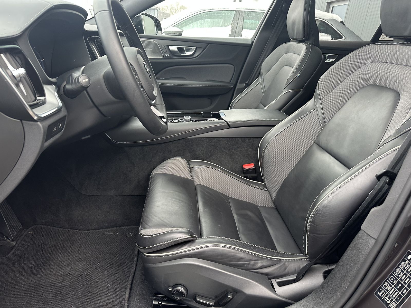 Fahrzeugabbildung Volvo V60 Ultimate Plug-In Hybrid AWD NAV+LED+PANO+ACC