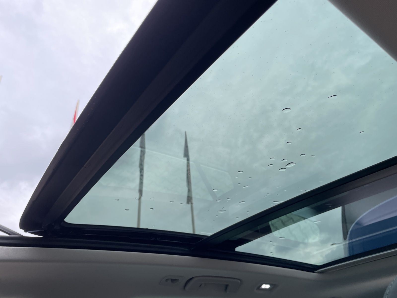 Fahrzeugabbildung SKODA Octavia Combi TSI Style Matrix Navi Pano HUD Led