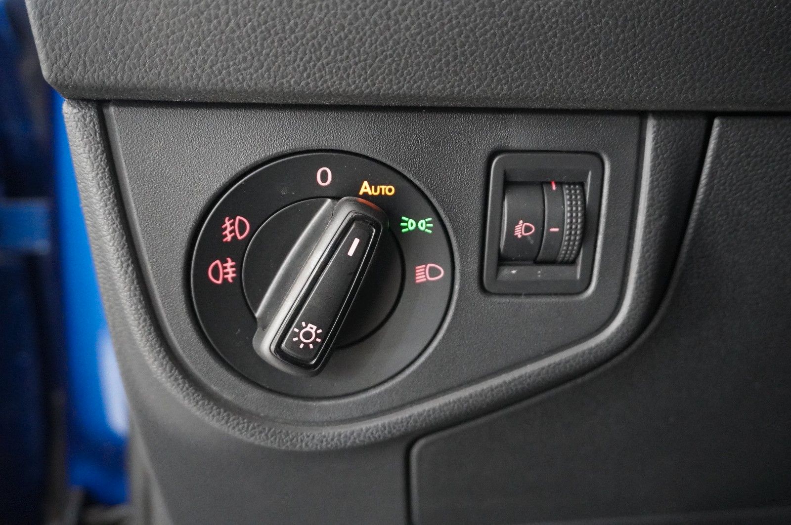 Fahrzeugabbildung Volkswagen Polo VI 1.0 TSI COMFORTLINE NAVI/LED/KAMERA/DAB+
