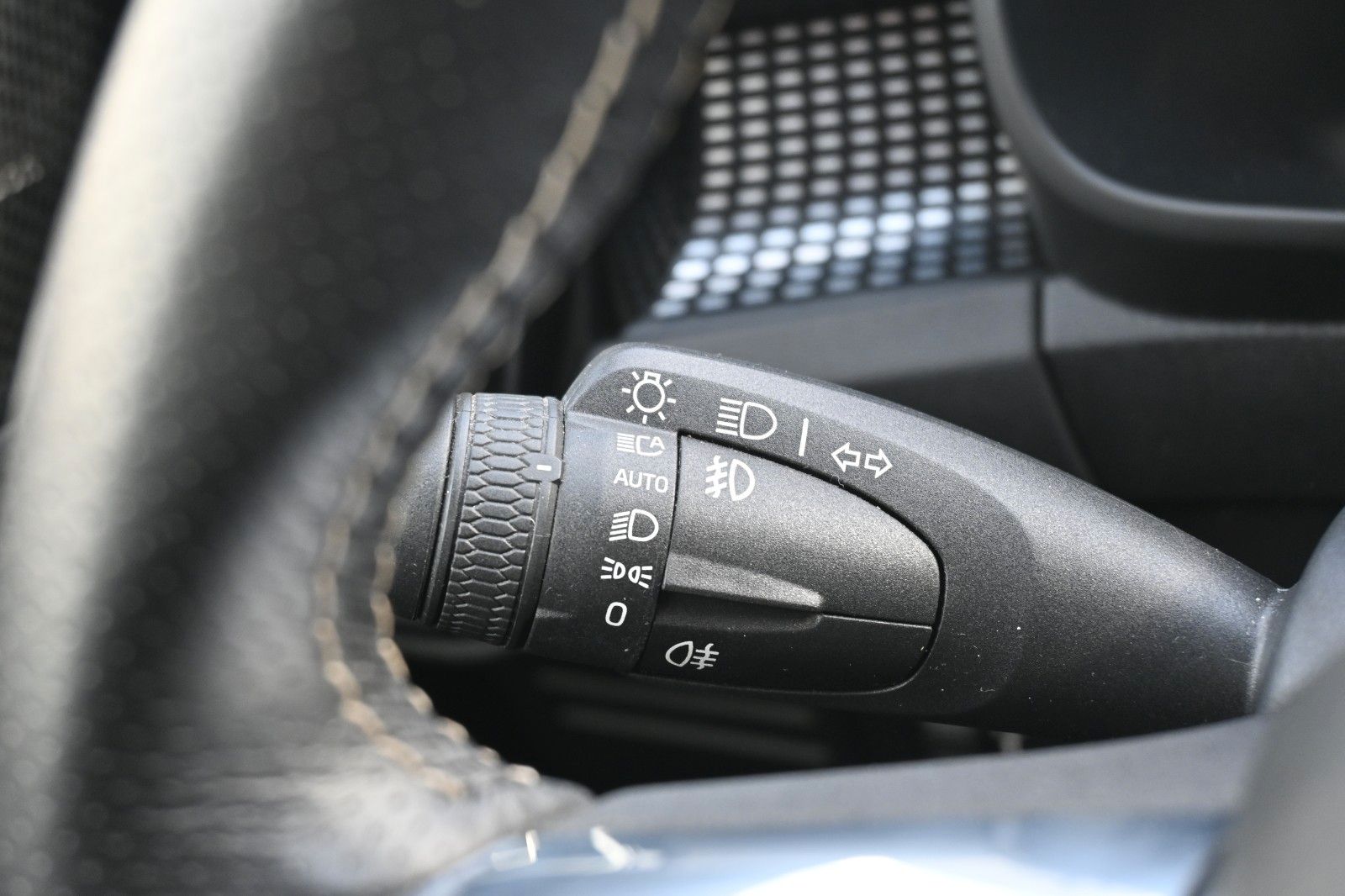 Fahrzeugabbildung Volvo XC40 T3 R-Design Geartronic*LED*H&K*ACC*NAV*CAM