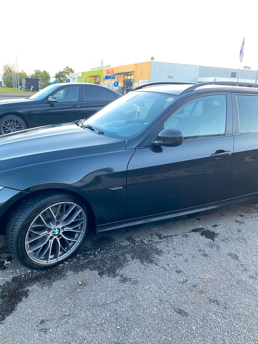 BMW 318 2009 — rear view