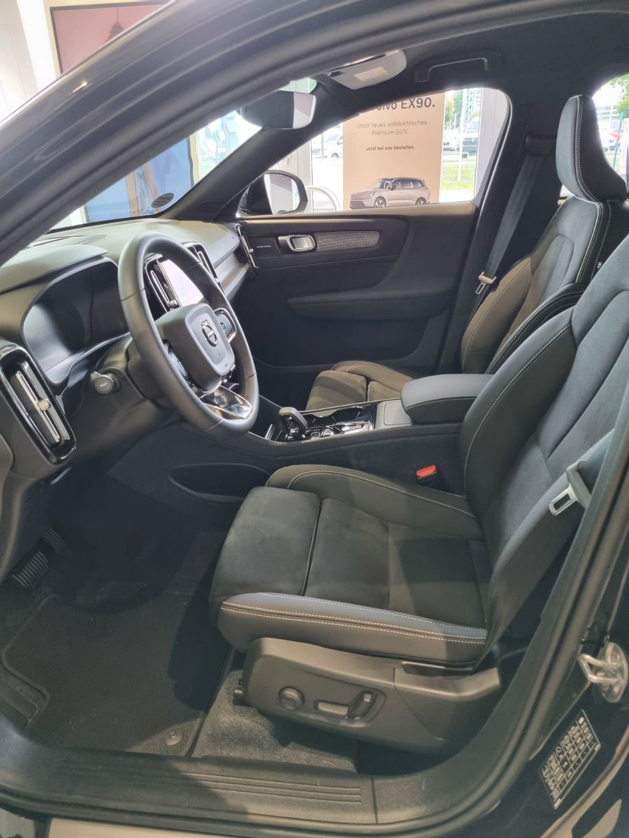 Fahrzeugabbildung Volvo XC40 Plus Dark 2WD Fahrer/Driver-Paket Ganzjahre