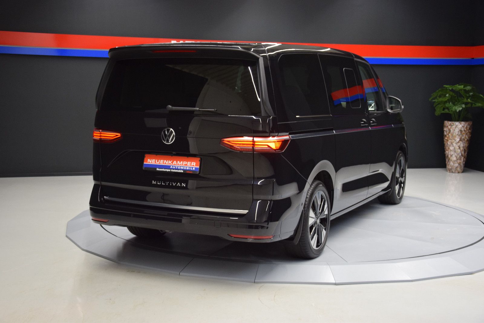 Fahrzeugabbildung Volkswagen T7 Multivan Pano ACC AHK DCC HK HuD 3-Zonen