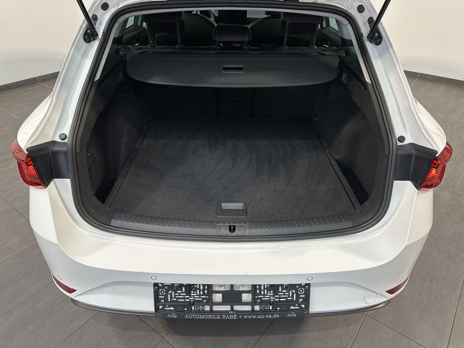 Fahrzeugabbildung SEAT Leon SpT 2.0 TDI DSG Xcellence NAV+LED+AHK+VCOCK