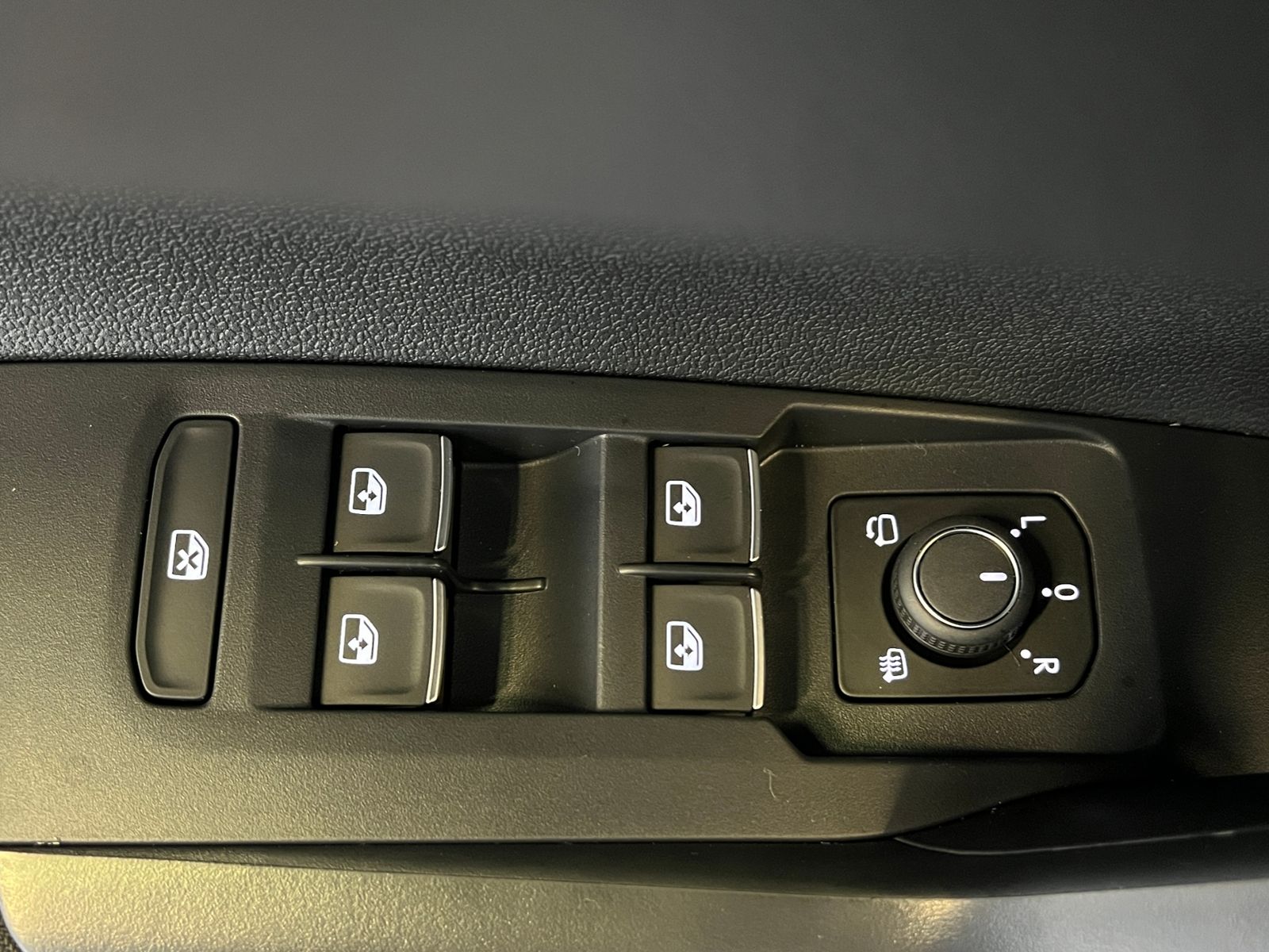 Fahrzeugabbildung Volkswagen Taigo R-Line 1.5 TSI DSG *AHK, Navi, "IQ.DRIVE"*