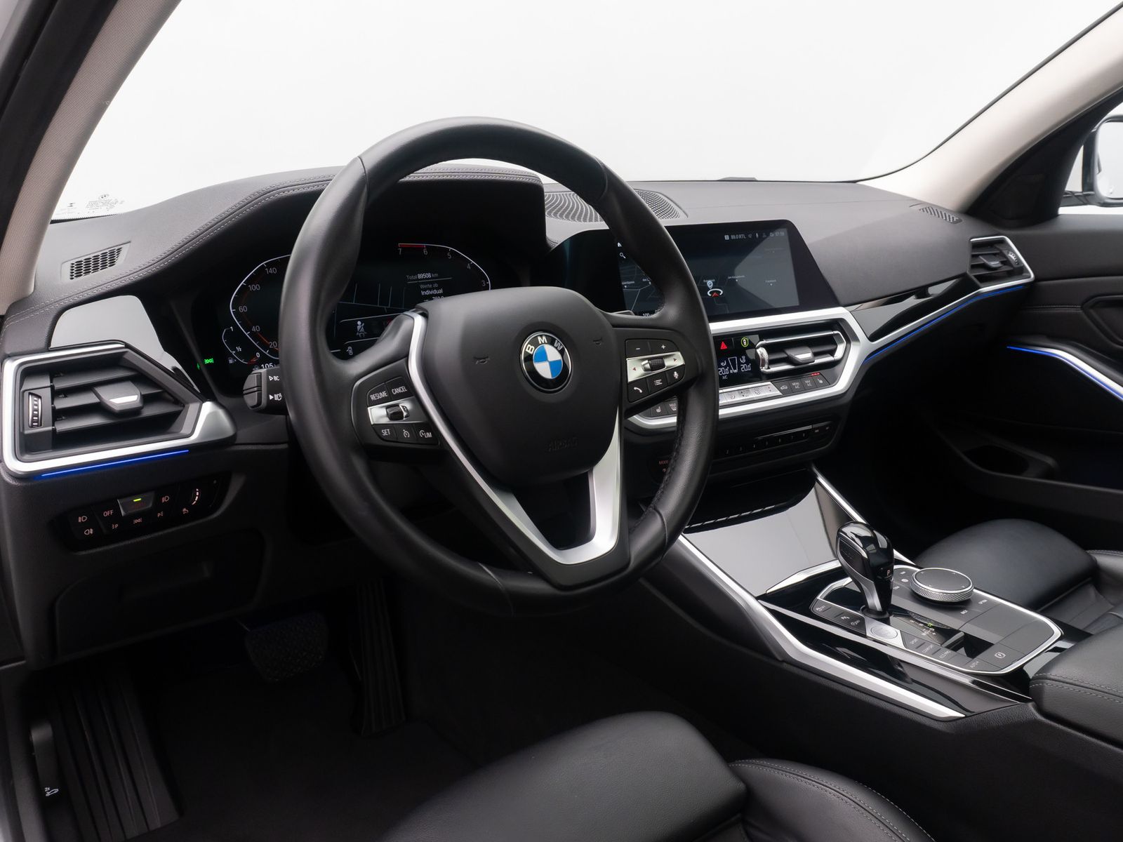 Fahrzeugabbildung BMW 320i Luxury Line Laser HUD Panorama Alarm AHK Hi