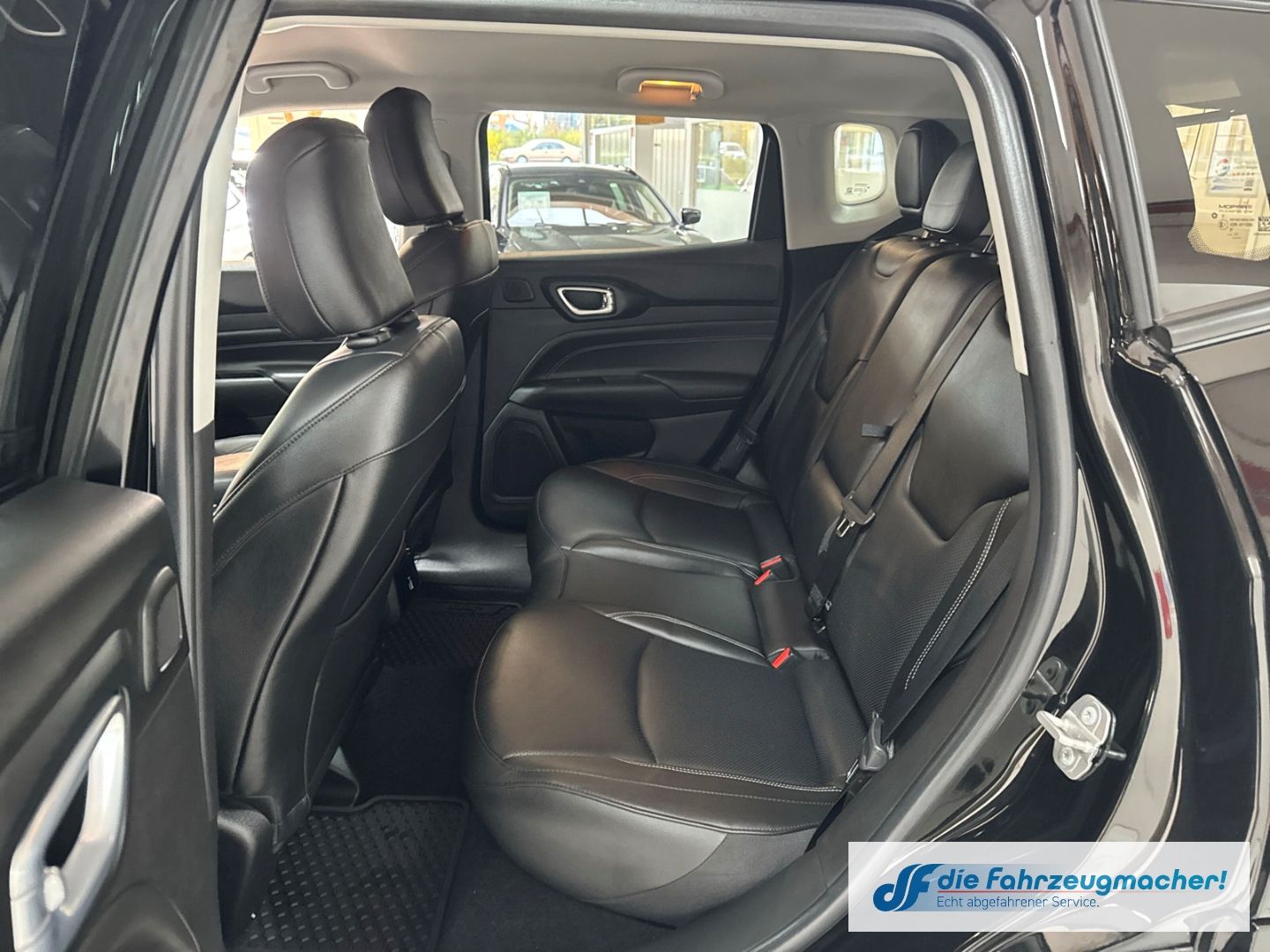 Fahrzeugabbildung Jeep Compass S Plug-In Hybrid 4WD Navi Soundsystem 36