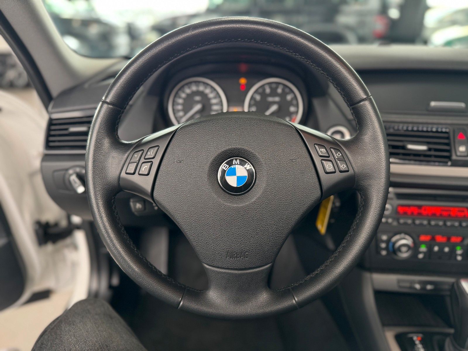 Fahrzeugabbildung BMW X1 18i sDrive GARANTIE/PDC/KLIMA/SZH/TEMPO/XENON