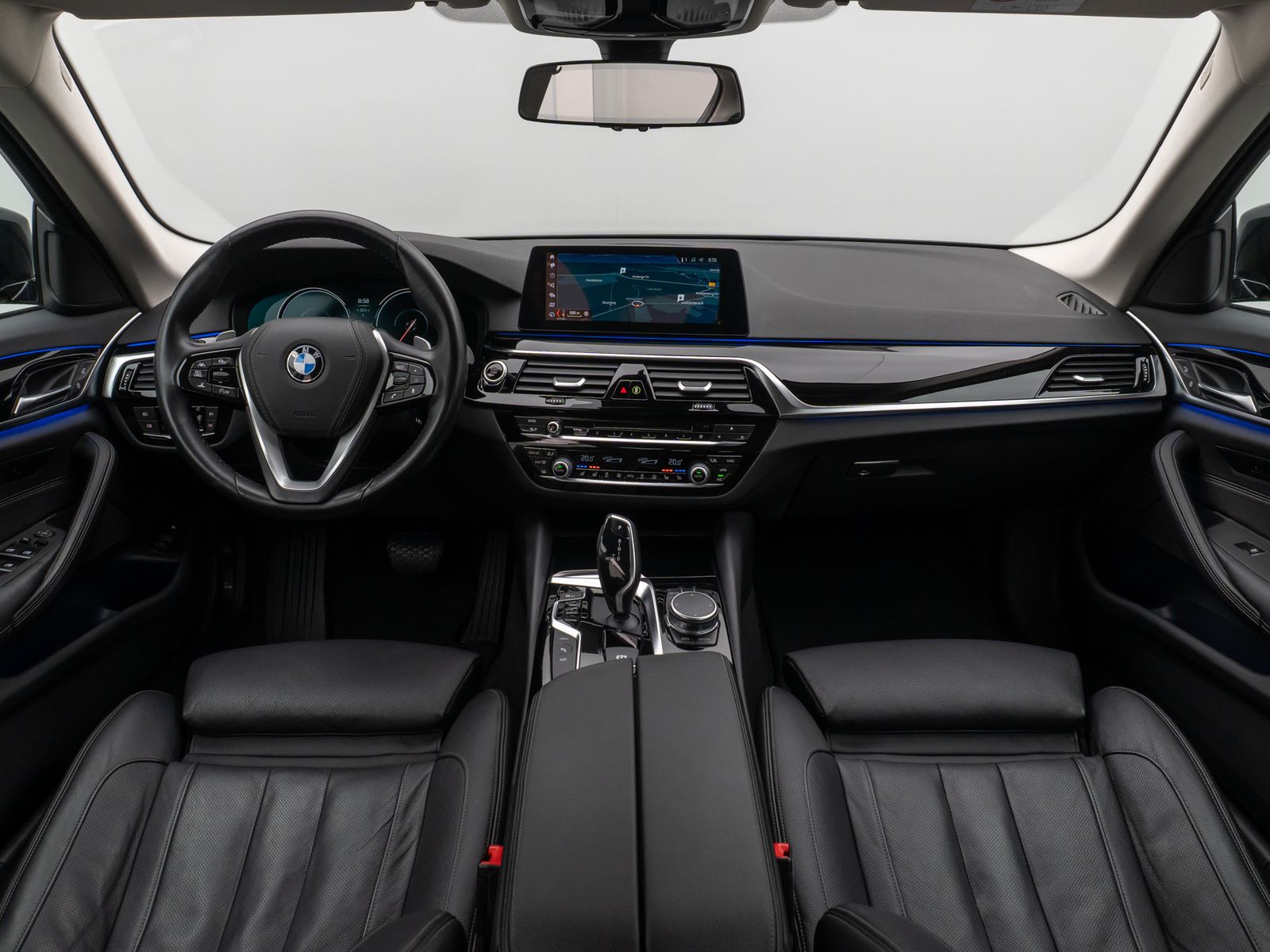 Fahrzeugabbildung BMW 530e iP Sport Line 360°HUD HiFi SoftCl Komfort