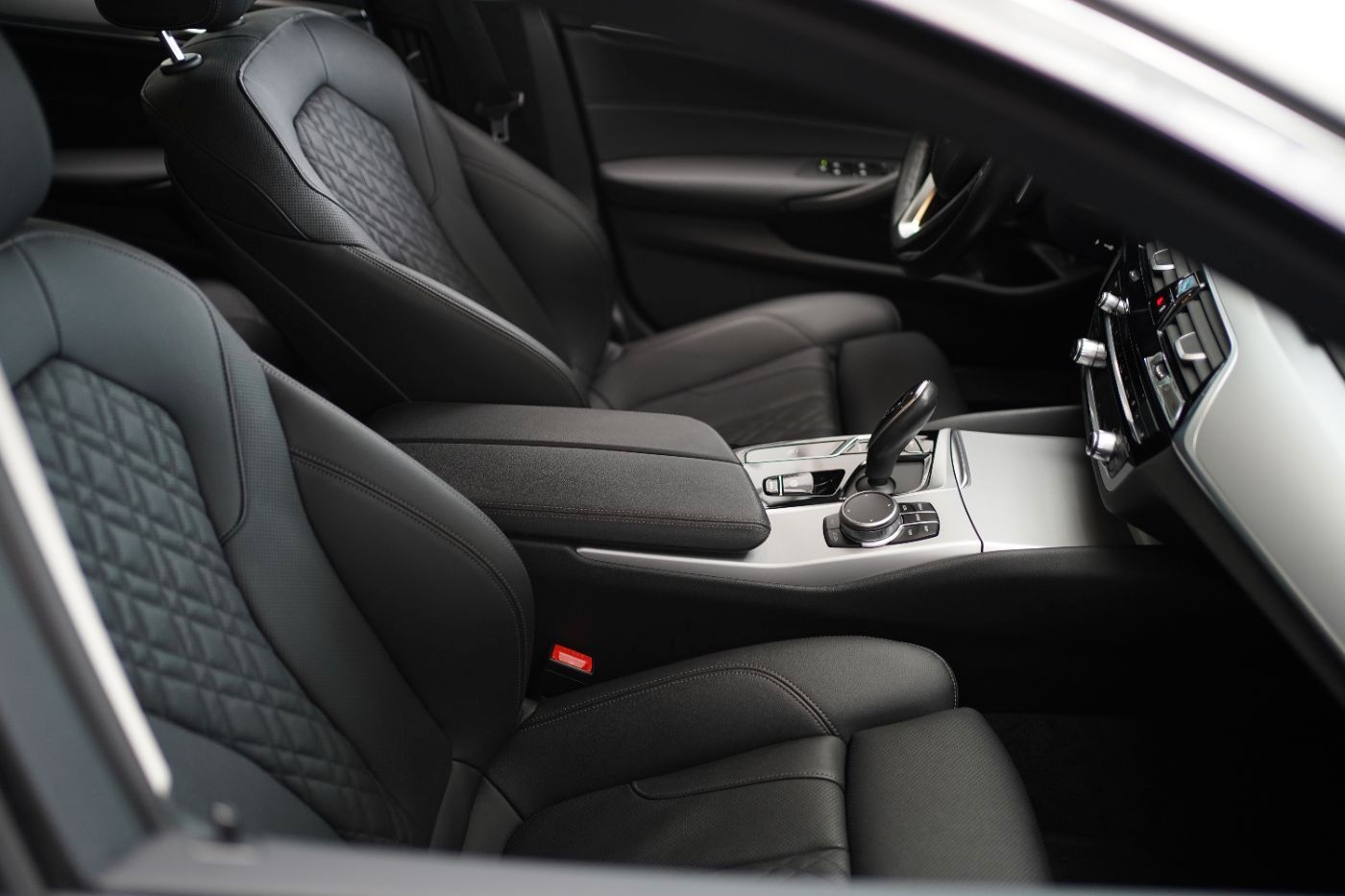 Fahrzeugabbildung BMW 530d xDrive +ParkingAssist+AHK+HarmanKardonSyste