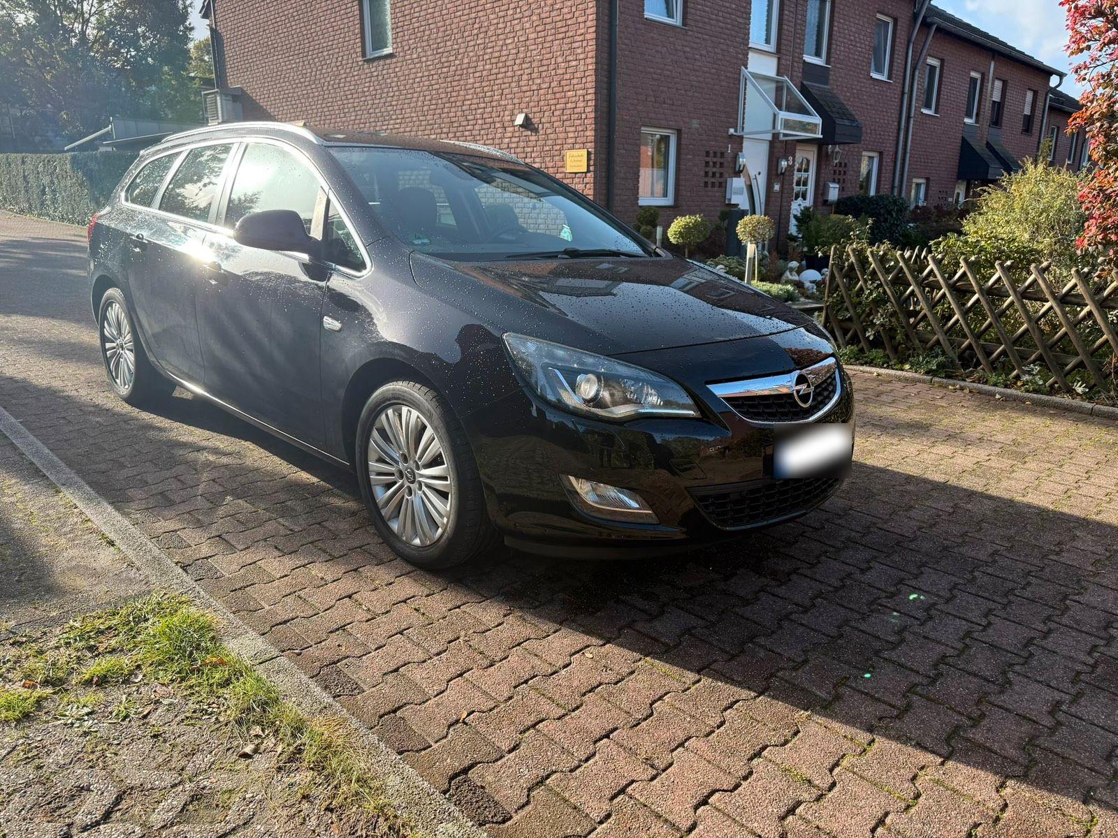 Opel Astra 2011 — photo 7