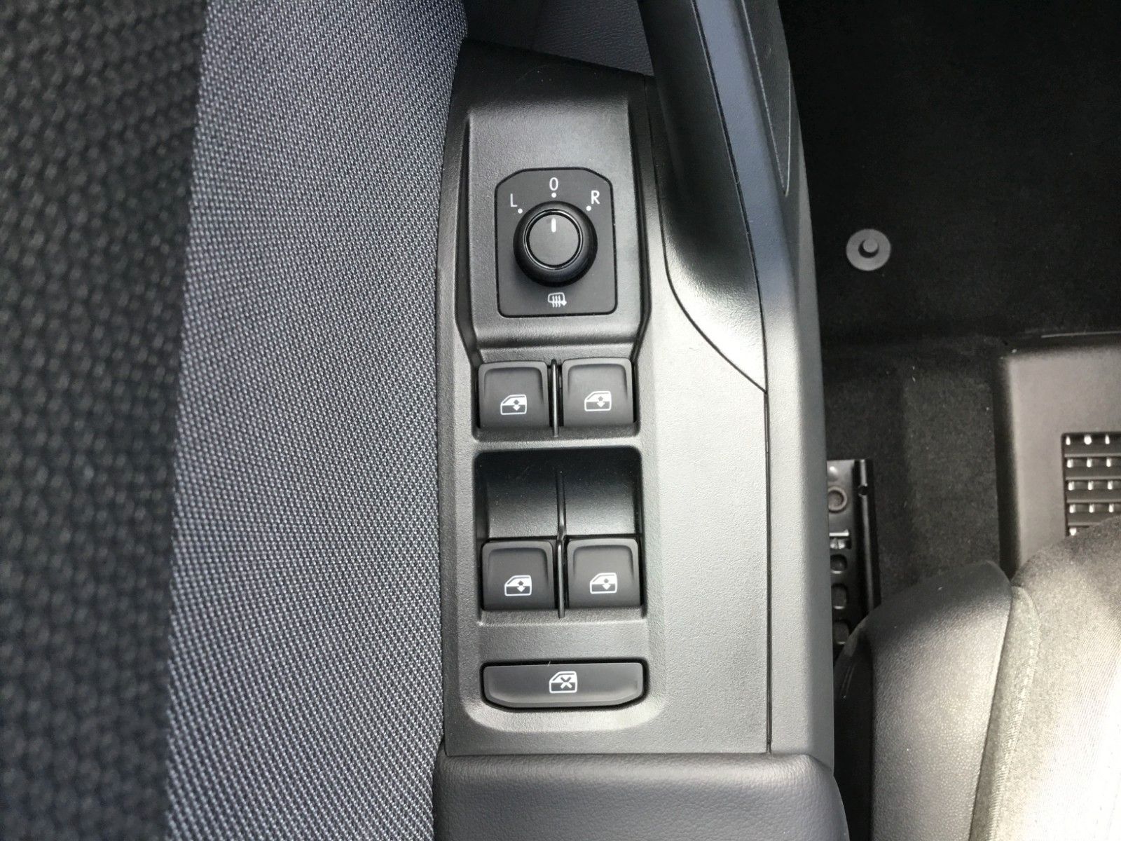 Fahrzeugabbildung SEAT Leon 1.5 eTSI Style DSG Sportstourer+LED+ACC+AHK
