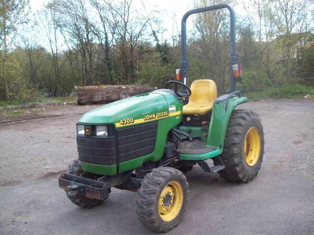 John Deere 4330