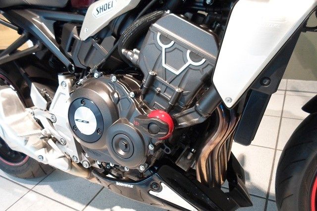 Fahrzeugabbildung Honda CB1000R mit Seitenkoffer