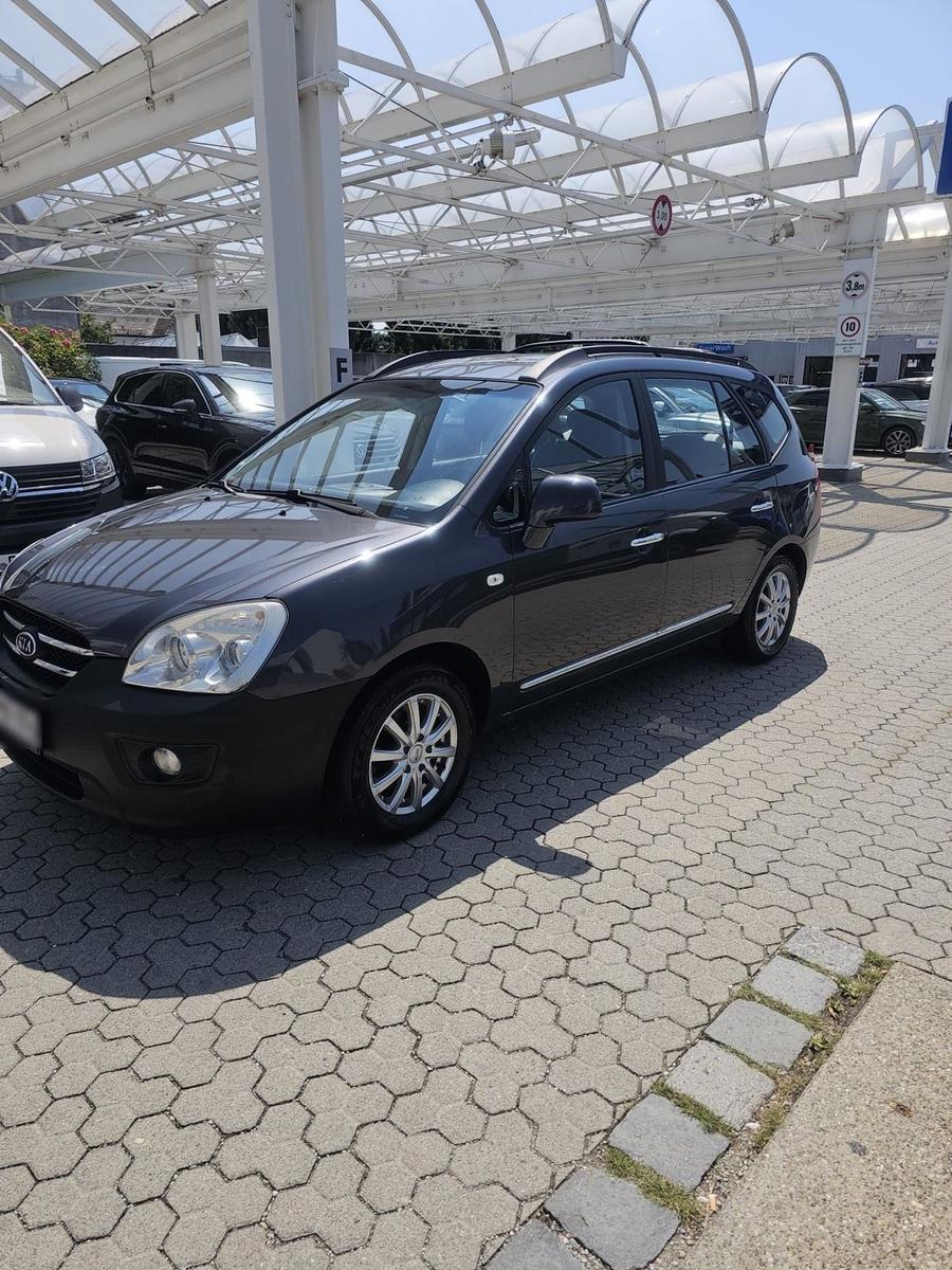 Kia Carens 2009 — rear view