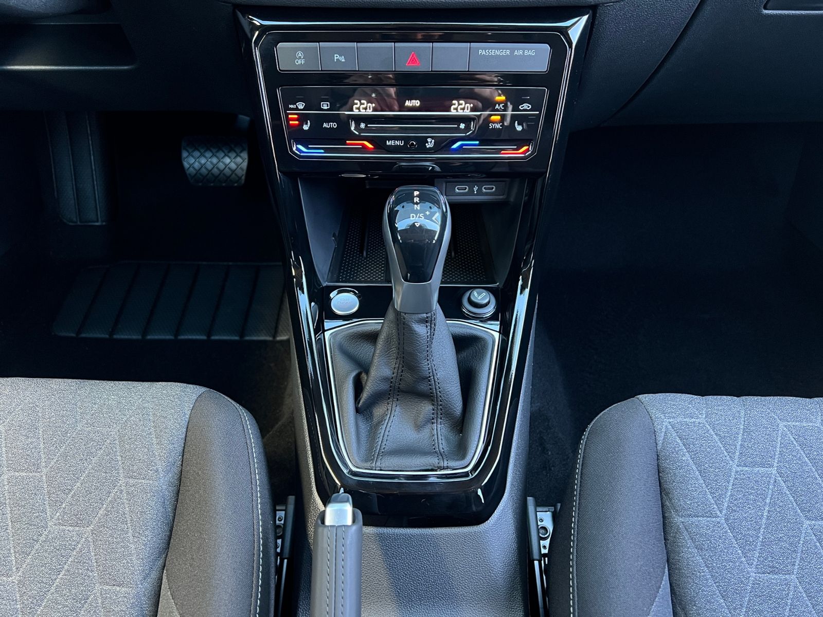 Fahrzeugabbildung Volkswagen T-Cross Life 1.0 TSI DSG *IQ.Light, Climatronic,