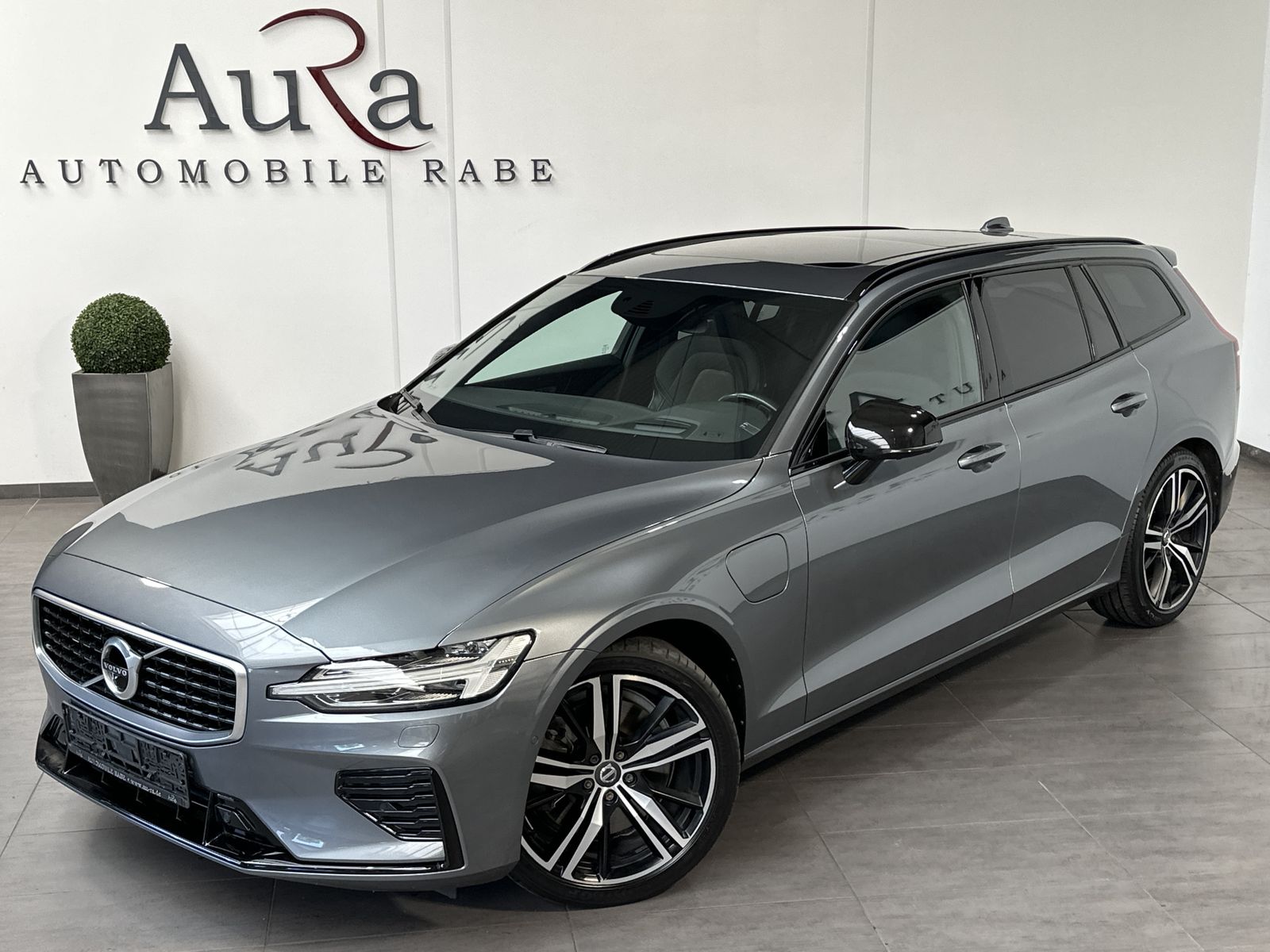 Fahrzeugabbildung Volvo V60 T8 AWD Twin Engine R-Design NAV+LED+AHK+360°