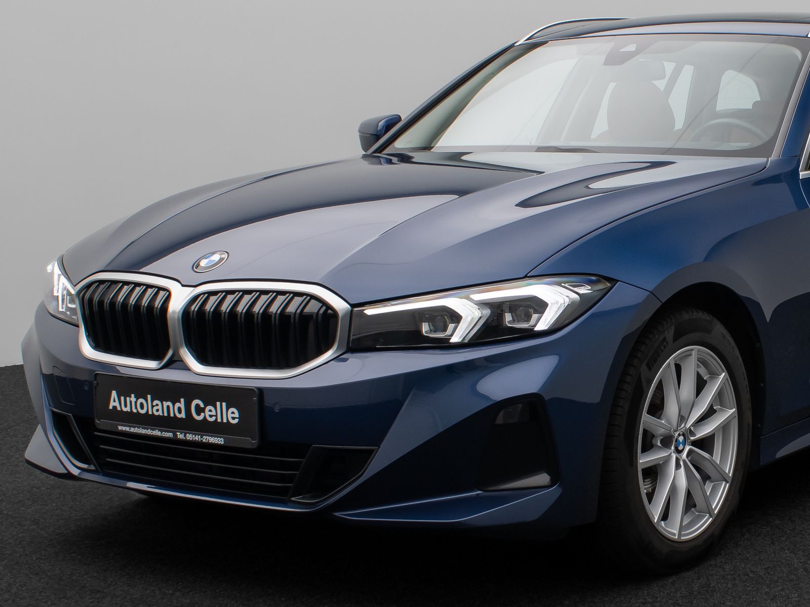 Fahrzeugabbildung BMW 320d xD  Panorama HUD DAB AHK Alarm PDC Sport