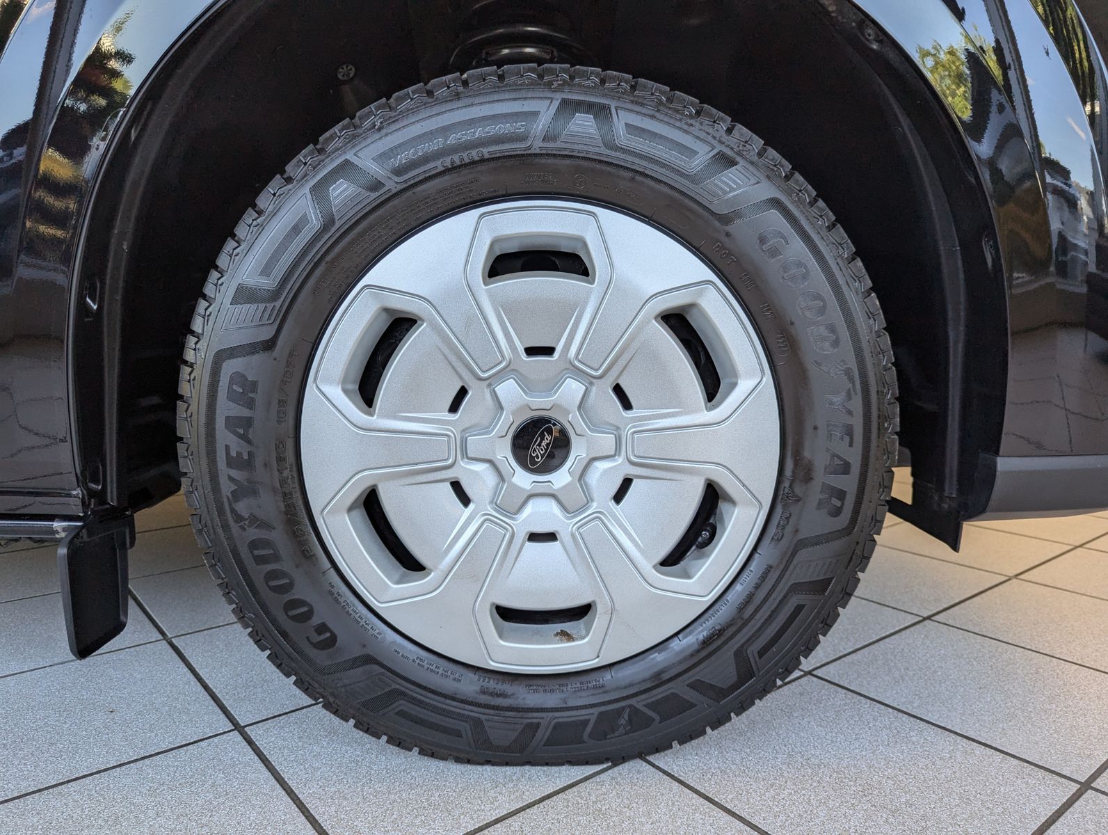 Fahrzeugabbildung Ford Transit Custom 320 L1 Navi 8-Sitze LED Kamera