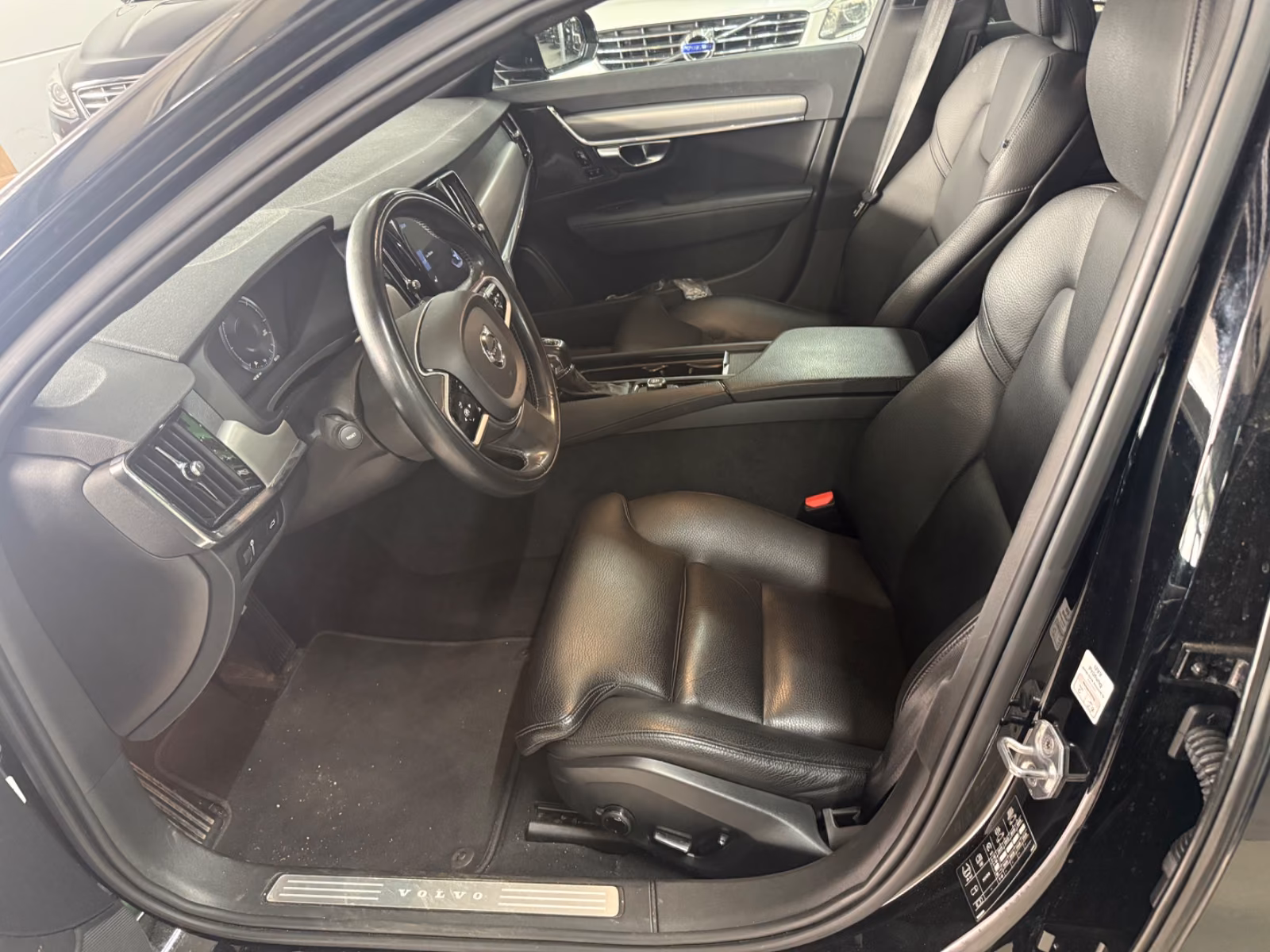 Volvo V90 D5 AWD | 235 ch | BVA | Cuir | Toit panoramique | Feux LED | Volant chauffant