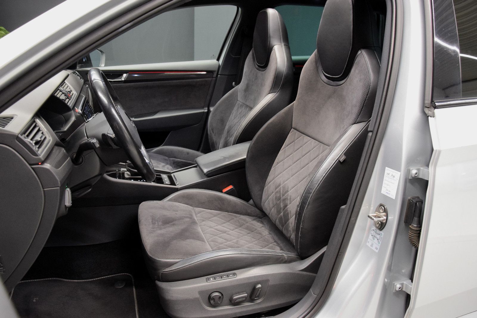 Fahrzeugabbildung SKODA Superb Combi Sportline DSG Pano. Bi-Xenon Memory