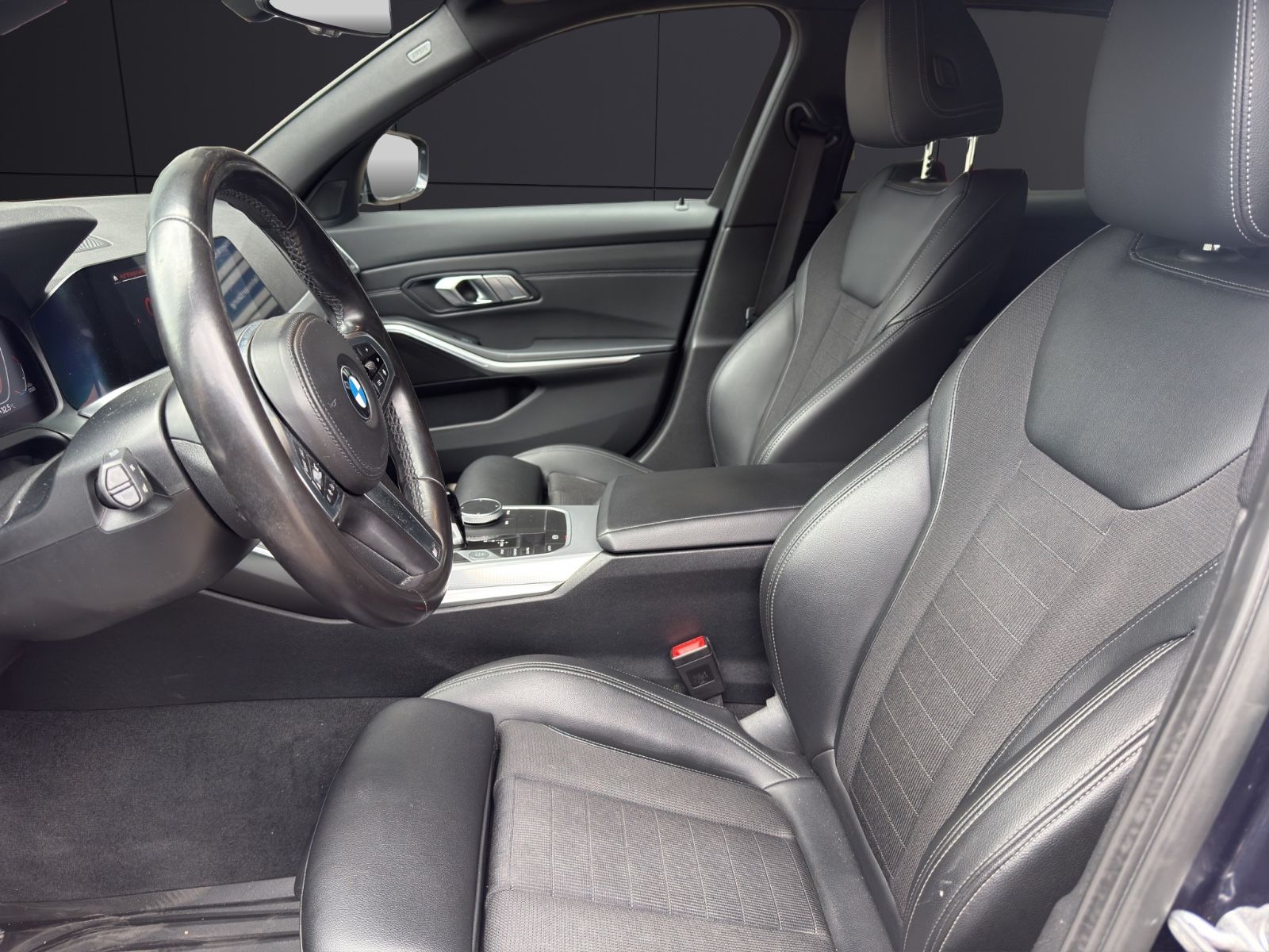 Fahrzeugabbildung BMW 320 d xDrive Touring *Ambiente*Sport Line* AHK*