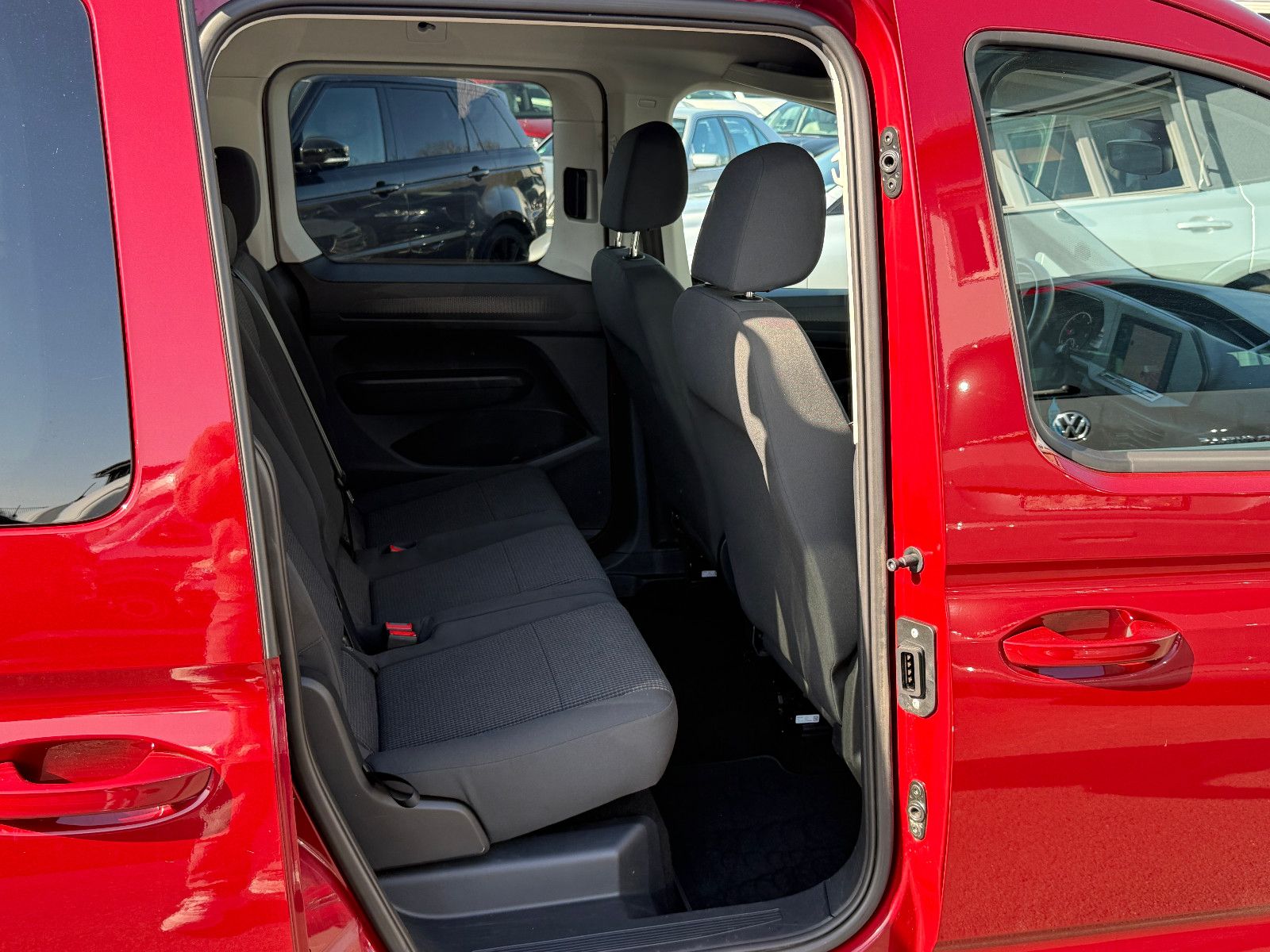 Fahrzeugabbildung Volkswagen Caddy 2.0 TDI ACC AHK DAB Navi PDC SHZ Winterpak