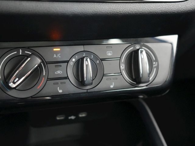 Fabia TOUR TSI+LED LICHT+PARKPILOT VO+HI+SITZHEI